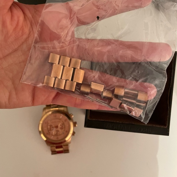Michael Kors rose gold watch - Picture 3 of 3